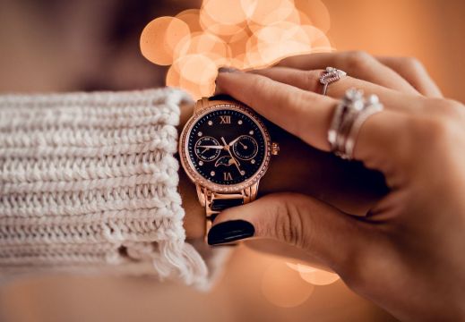 Jak zdobi się biżuteryjne zegarki damskie? Sprawdź najmodniejsze trendy!